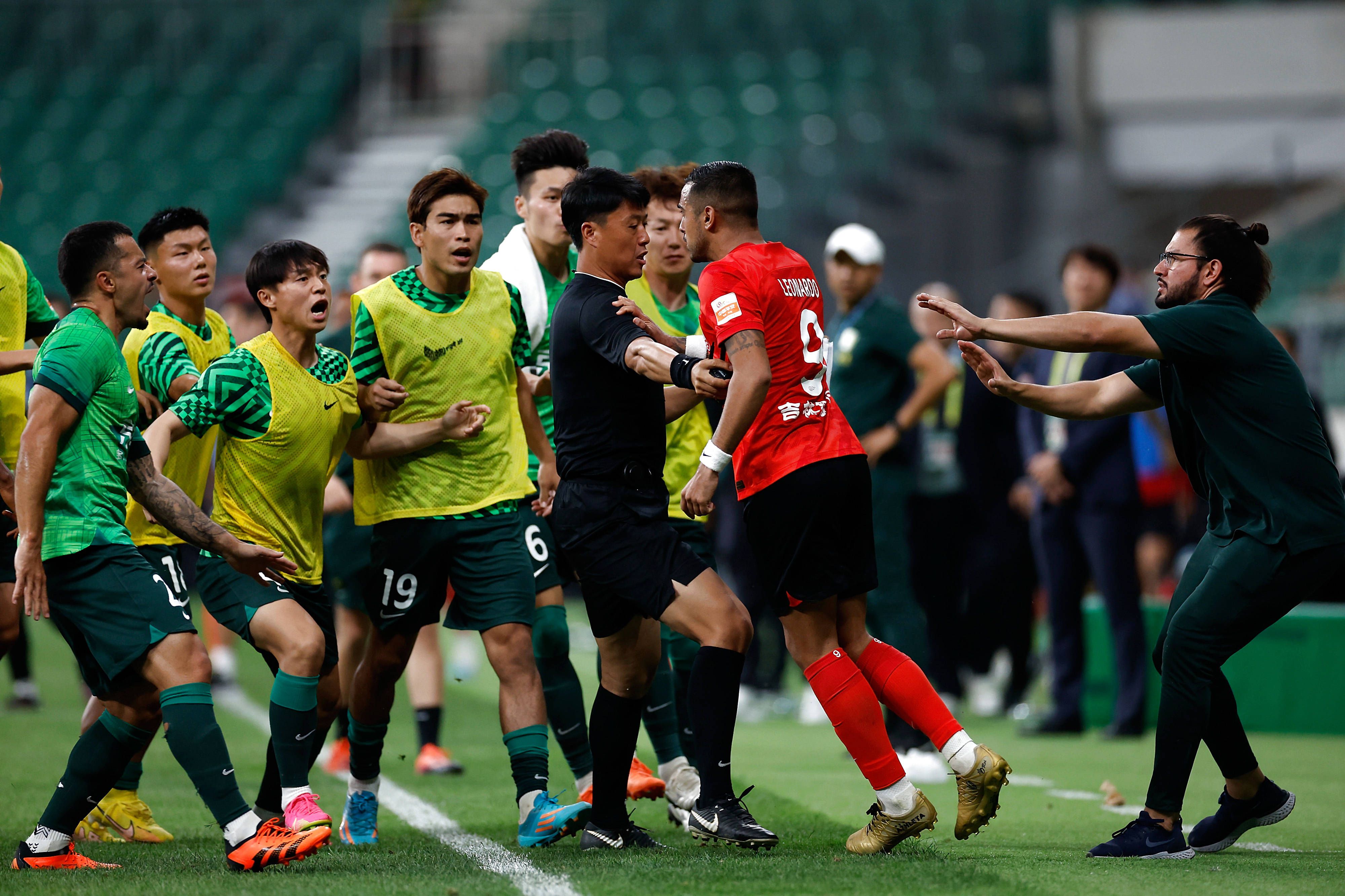 今日焦点战预告16:45 澳超赛场 悉尼FC VS 惠灵顿凤凰 惠灵顿凤凰强势出击能否在客场全身而退？01:30 意甲赛事 那不勒斯 VS 蒙扎 那不勒斯欲在主场迎来反弹重返欧战区!02:45 葡超赛场 本菲卡 VS 法马利卡奥 本菲卡对榜首之位虎视眈眈，法马利卡奥客场之旅恐难以全身而退？03:45 意甲赛事 热那亚 VS 国际米兰 国米已连续多场赛事保持不败，火“热”势头欲继续延续？ 事件那不勒斯后卫纳坦肩膀脱臼，马扎里：队医说他将缺席一个半月那不勒斯主帅马扎里称，后卫纳坦因肩膀脱臼将缺席一个半月时间。